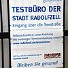 Das Plakat der Stadt regt zum Nachdenken an.
