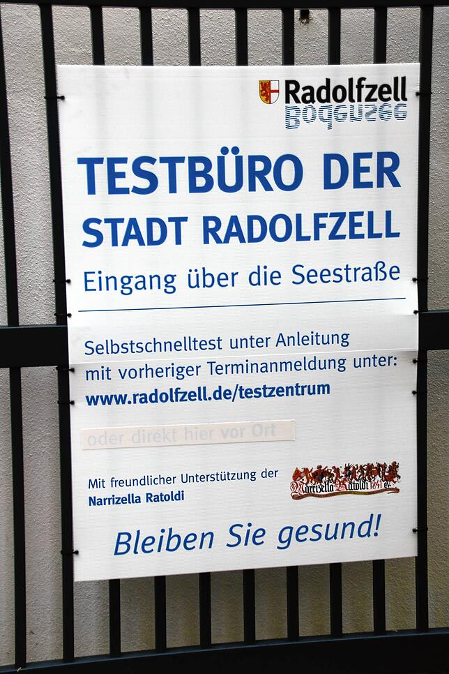 Das Plakat der Stadt regt zum Nachdenken an.
