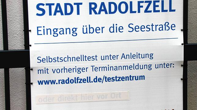 Das Plakat der Stadt regt zum Nachdenken an.