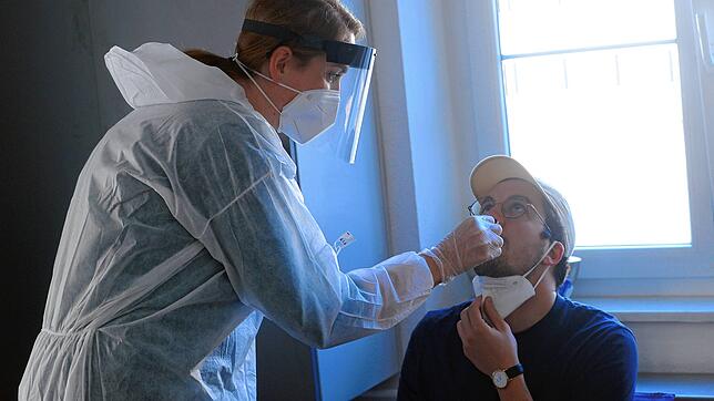 Ob wie hier im Hinterzimmer eines Optikers, in dem Dominik Kleine sich von Claudia Hager testen lässt, in einem Zelt, Container, ...