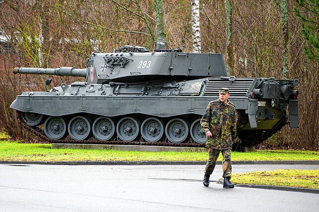 In Sigmaringen läuft ein Soldat auf dem Gelände der Graf-Stauffenberg-Kaserne an einem ausgestellten Kampfpanzer vom Typ Leopard 1 A4 ...