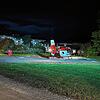 Nach einem Zusammenstoß zwischen Radfahrer und Linienbus landet ein Rettungshubschrauber in Allensbach. Die Feuerwehr leuchtet den ...