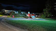Nach einem Zusammenstoß zwischen Radfahrer und Linienbus landet ein Rettungshubschrauber in Allensbach. Die Feuerwehr leuchtet den ...