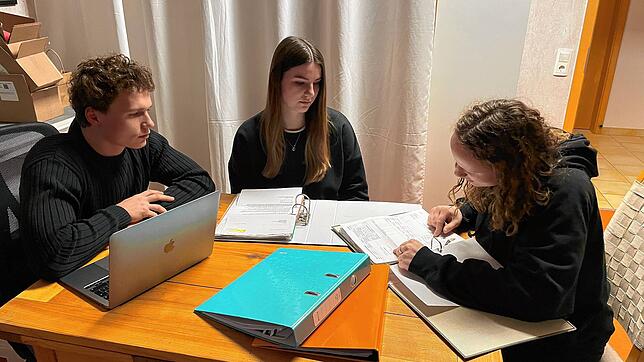 Die Engener Jugendgemeinderatsmitglieder Aaron Küchler, Alexa Stärk und Lydia Küchler (von links) bei der Planung für dieses Jahr.