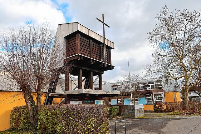 An der Wollmatinger Straße 58 befindet sich die evangelische Petruskirche, daneben das Petrus-und-Paulus-Gemeindezentrum. Dieses fällt ...