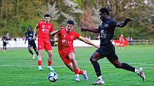 Der ESV Südstern (rechts Cheick Oumar Coulibaly) fährt mit viel Selbstvertrauen nach dem Derbysieg gegen den 1. FC Rielasingen-Arlen (in ...