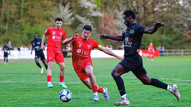 Der ESV Südstern (rechts Cheick Oumar Coulibaly) fährt mit viel Selbstvertrauen nach dem Derbysieg gegen den 1. FC Rielasingen-Arlen (in ...