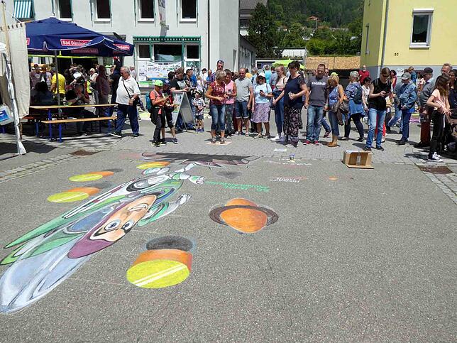 Auf dem Street Art Festival gab es viele Bilder zu bestaunen wie zum Beispiel das 3D-Bild von Milivoj Kostic aus Serbien. Bild: Bernhard ...