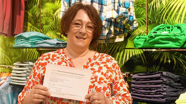 Tanja Broghammer, Einzelhändlerin aus Villingen, will die Mehrwertsteuersenkung an die Kundinnen ihres Damenmodegeschäfts weitergeben. ...