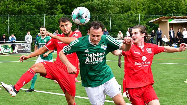 Pechvogel: Abwehrspieler Steffen Huber (Mitte) von der SG Mettingen/Krenkingen, hier ein Archivbild aus der vergangenen Saison, wollte ...