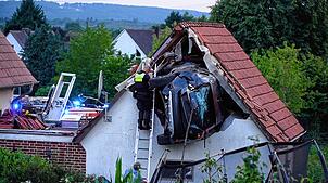 Das Bild vom Unfallort: Das Auto mit fünf Insassen hatte zwei Hecken durchbrochen, ein Kind im Garten erfasst und sehr schwer verletzt, ...