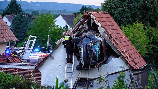 Das Bild vom Unfallort: Das Auto mit fünf Insassen hatte zwei Hecken durchbrochen, ein Kind im Garten erfasst und sehr schwer verletzt, ...