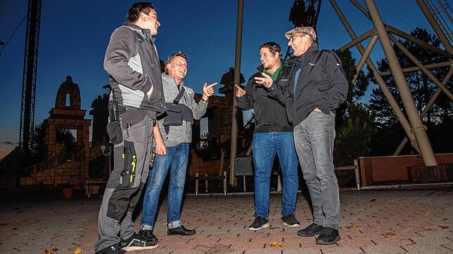 Die Parkbetreiber Jeremy und Robi Gasser diskutieren mit den Bahnenbauern Roman Rothe und Willy Walser über ihre Pläne fürs Conny-Land. ...