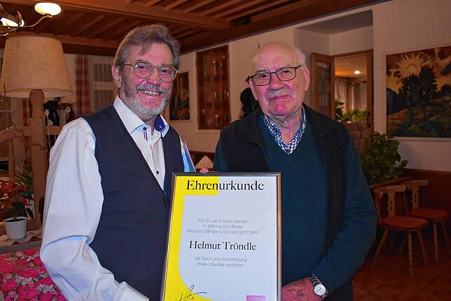 Sänger und Gründungsmitglied Helmut Tröndle wurde für 60 Jahre aktive Mitgliedschaft und treue Dienste im Männerchor Berau geehrt. Franz ...