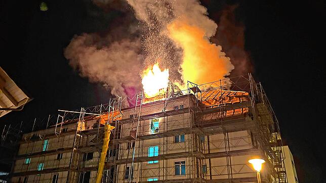 Weit sichtbar: Am Donnerstagabend schlugen Flammen aus einem Wohnhaus in Kreuzlingen, in dem sich allerdings niemand befand.