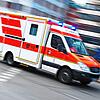 Ein Rettungswagen im Einsatz. (Symbolbild) Bei einer Einsatzfahrt auf der B34 zwischen Albbruck und Waldshut ist ein Rettungswagen von ...