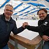 Jörg-Arne Bias (links) stellt im Eiszelt im Seepark Linzgau den neuen Pächter Helgi Kolvidsson vor.