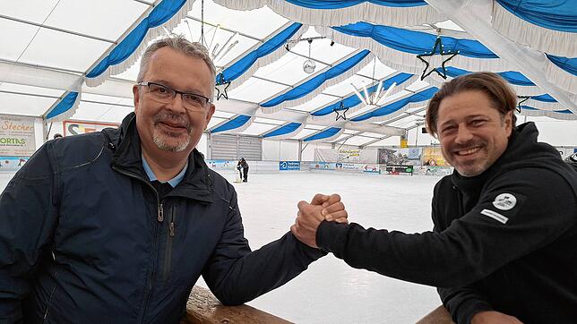 Jörg-Arne Bias (links) stellt im Eiszelt im Seepark Linzgau den neuen Pächter Helgi Kolvidsson vor.