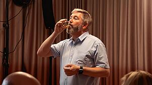 Spirituosen-Experte Arthur Nägele zeigt in Markdorf einen Einblick in die Whisky-Welt.
