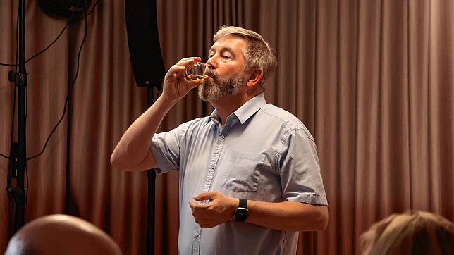 Spirituosen-Experte Arthur Nägele zeigt in Markdorf einen Einblick in die Whisky-Welt.