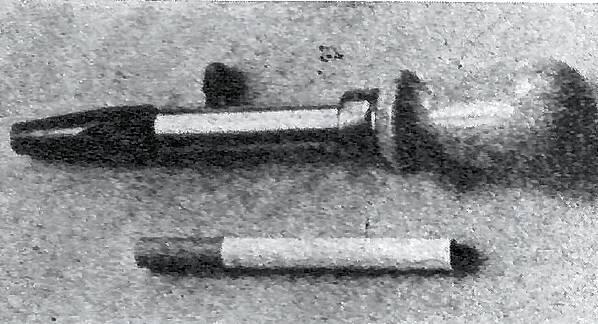 Die Tatwaffe. Der sogenannte „Hasentöter“ ist nur 20 Zentimeter groß. Die Aufnahme von 1970 zeigt das Bolzenschussgerät im ...