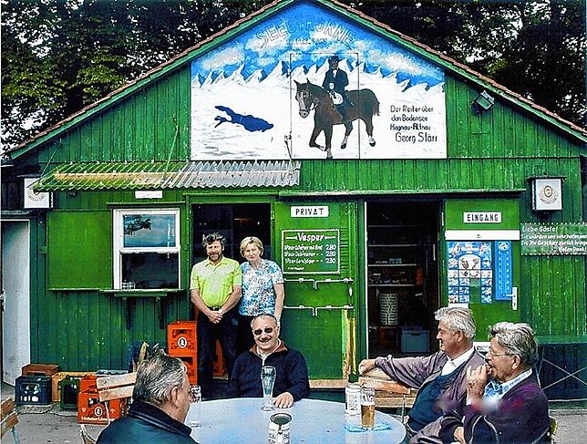 Das Wirts-Ehepaar Christine und Roland Stärr im Jahr 2001 vor der Biergarten-Hütte, die seit mehr als sieben Jahrzehnten an dieser ...