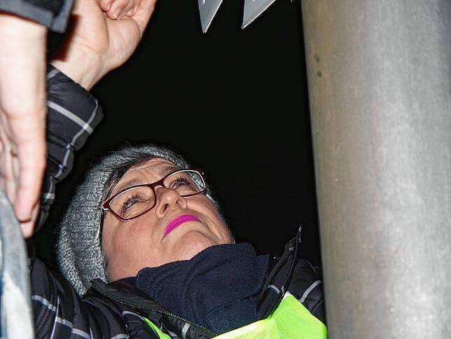 Bild 10: Wer zuerst kommt, klebt zuerst: Eine Nacht unter Wahlkampfhelfern