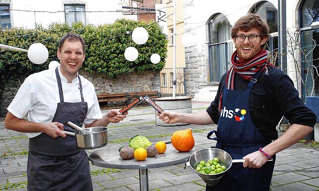 Stefan Bergen, Chefkoch des Café Wessenberg (links), und Stephan Kühnle, stellvertretender Vorsitzender der Volkshochschule ...