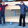 Joachim Saile, Chef der Firma Saile Holzbau in Levertsweiler (links), und Zimmerermeister Michael Heim sehen die Entwicklung der ...