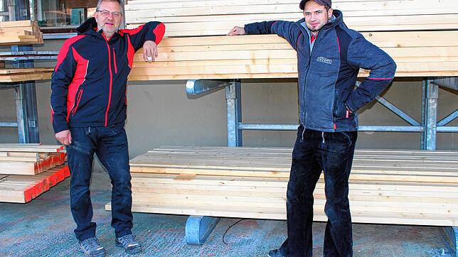 Joachim Saile, Chef der Firma Saile Holzbau in Levertsweiler (links), und Zimmerermeister Michael Heim sehen die Entwicklung der ...