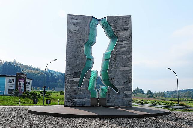 Das Kunstwerk „Tor zum Bodensee“ von Ursula Haupenthal im interkommunalen Gewergebiet Blumhof zwischen Stockach und ...