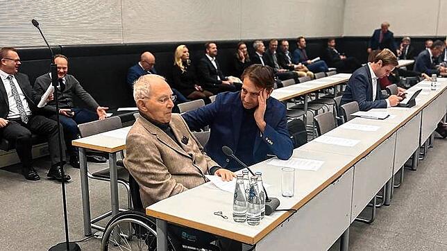 Wolfgang Schäuble (CDU) kurz vor Beginn der CDU/CSU-Fraktionssitzung am 27. November im Gespräch mit Andreas Jung. Aufgenommen hat das ...