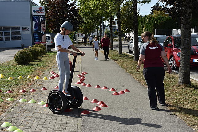 Die Besucher konnten bei den Betrieben während der Leistungsschau viel ausprobieren, zum Beispiel Segway fahren.