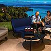 Jürgen und Sabine Goldmann in der Lounge vor einer Fototapete, die neben einer Verkostungstheke mit regionalen Produkten für ein ...