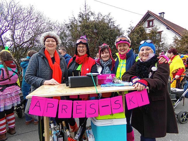 Als Aprés-Ski-Fahrerinnen sind Susanne Kögler, Eveline Stobbe, Barbara beha, Marita Gutenkunst und Claudia Schropp beim Umzug unterwegs.