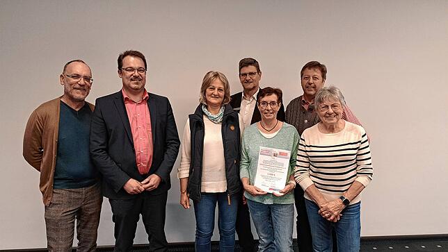 8. Platz: 1500 Euro gewinnt der Schwarzwaldverein Todtmoos. Von links: Markus Vonberg, Marcel Schneider, Bürgermeister von Todtmoos, ...