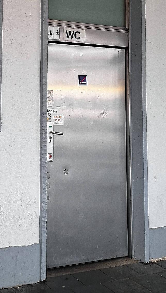 Immer wieder werden die Münzenschlitze durch fremde Gegenstände unbenutzbar gemacht.