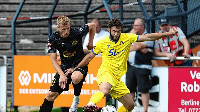 Marcel Sökler (links) und der FC 08 Villingen hatten am Wochenende Grund zum Jubeln: Gegen den SV Oberachern (Henri Scherer) feierte der ...