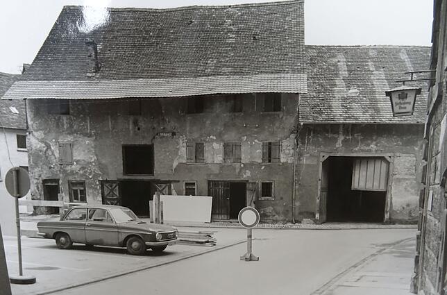 Wer sich wohl noch an die alte Löwenscheuer erinnert? Nach dem Abbruch wurde an dieser Stelle im Jahr 1974 mit den Planungen für einen ...
