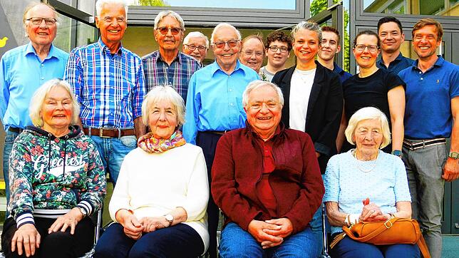 Sie machen gemeinsame Sache: Zeitzeugen, hier mit dem Organisations-Team der Peter-Thumb-Gemeinschaftsschule, werden im Rahmen des ...