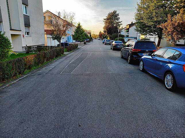 Wie die Nachbarstraßen Königsberger Straße und Breslauer Straße ist die Sudetenlandstraße ein Wohnviertel, das geprägt ist durch Ein- ...