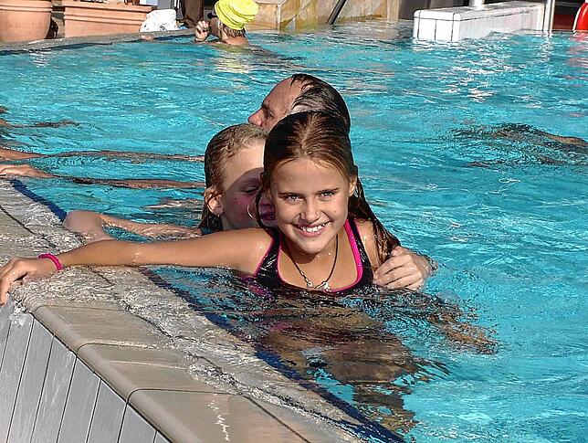 Zwei junge Schwimmerinnen erkunden das Außenbecken. Das Wetter war der Thermen-Eröffnung damals hold: Die Sonne scheint.