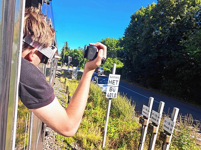 Mit Kamera und Skibrille ausgerüstet verfolgen manche die Fahrt.