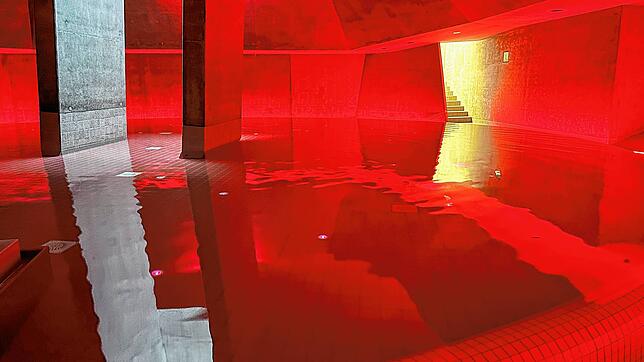 Im Intensiv-Solebad schweben die Badegäste durch den Salzgehalt von 12 Prozent auf der Wasseroberfläche.