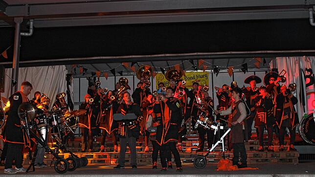 Die Gugge-Brass-Band Murg unter der Leitung von Jan Zumsteg heizte den Zuhörern des Platzkonzertes ein. Bilder: Michelle Güntert