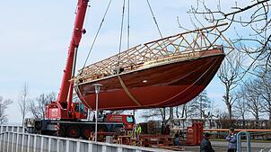 Zurück auf dem Weg ins Wasser: Langsam hebt der Kran seine fast 20 Tonnen schwere Last an und manövriert die Lädine zurück in den ...