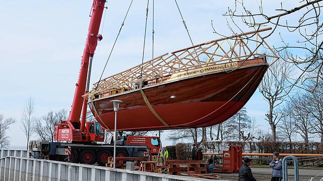 Zurück auf dem Weg ins Wasser: Langsam hebt der Kran seine fast 20 Tonnen schwere Last an und manövriert die Lädine zurück in den ...