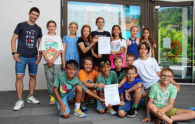 Sportlehrer Felix Niederer und die Viertklässler der Heinrich-Hansjakob-Schule präsentieren stolz die beiden Urkunden für den ersten ...