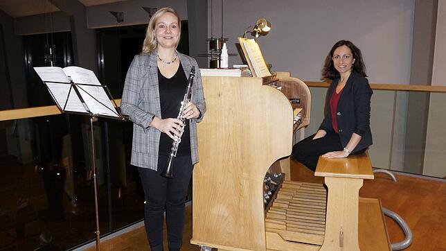 Klarinettistin Julia Guhl und Organistin Judith Kilsbach begeistern mit ihrer musikalischen Umrahmung der Weihnachtsandacht am vierten ...