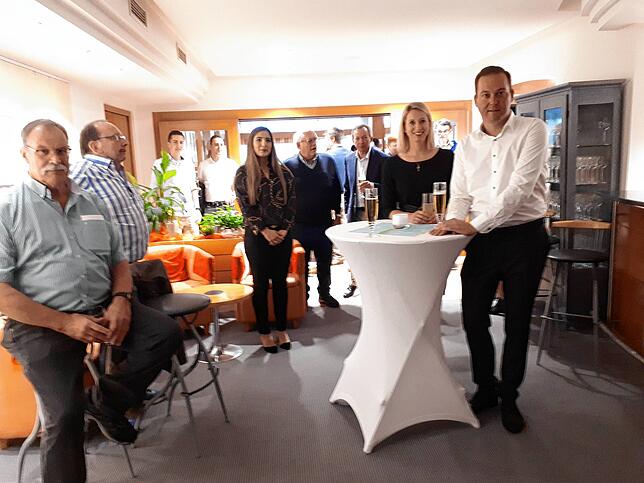 Felix Schreiner und seine Ehefrau Ann-Kathrin Schreiner (von rechts) bei der Bekanntgabe der Prognose gegen 18 Uhr im Restaurant ...